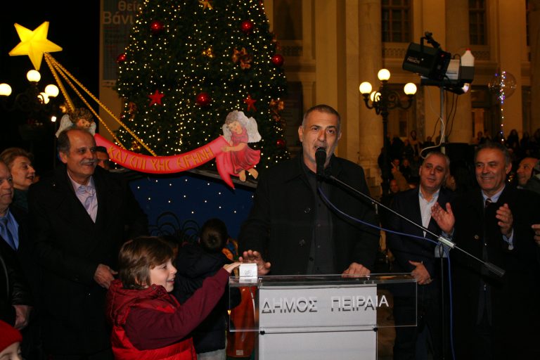 Φωταγωγήθηκε το Χριστουγεννιάτικο Δέντρο στον Πειραιά