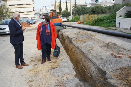 Οι εργασίες πραγματοποιούνται στην οδό Ανωγειαννάκη στην περιοχή της Ηλιούπολης.